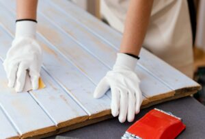 Odstraňování starého nátěru ze dřeva