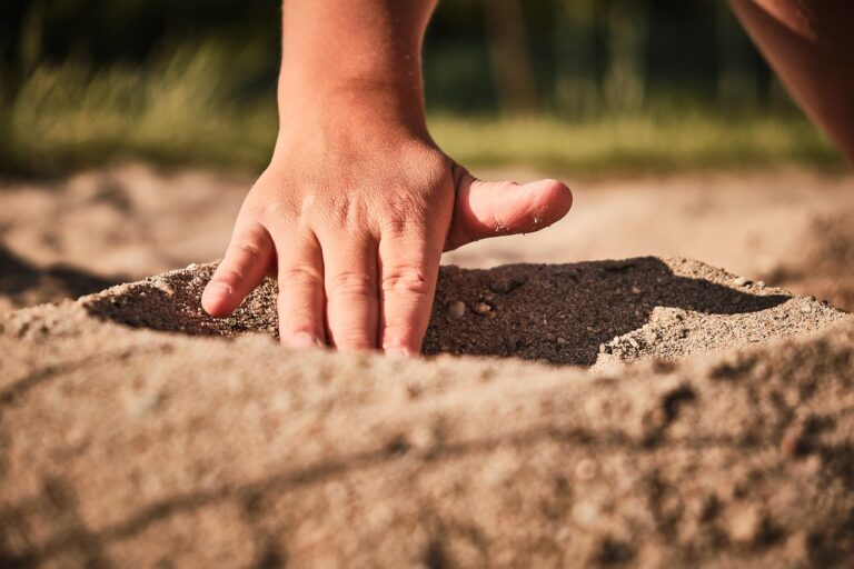 Písek do barvy na podlahu? Proč tento kutilský mýtus zničí váš nátěr i garáž